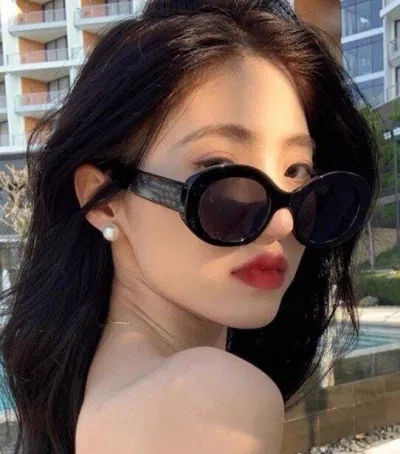 Một chiếc kính râm không chỉ giúp bảo vệ mắt khỏi tia UV mà còn giúp nâng tầm outfit của các nàng lên rất nhiều ( ảnh: Internet )