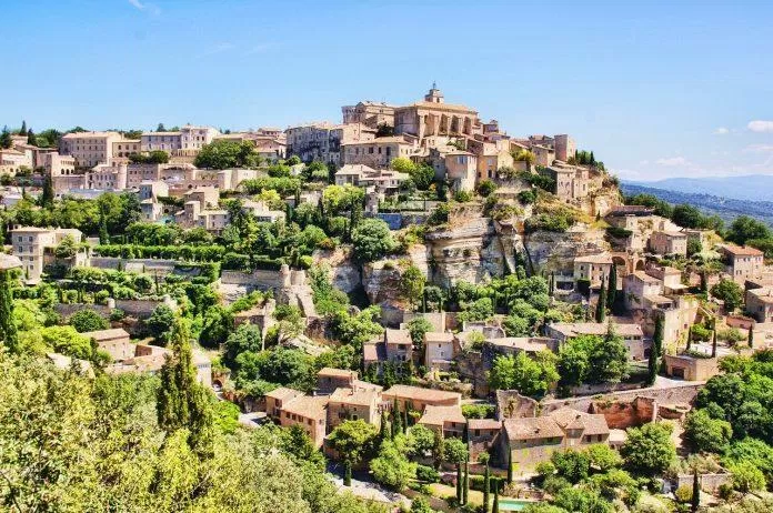 Một ngôi làng ở Provence (Ảnh:Internet) Một ngôi làng ở Provence (Ảnh:Internet)