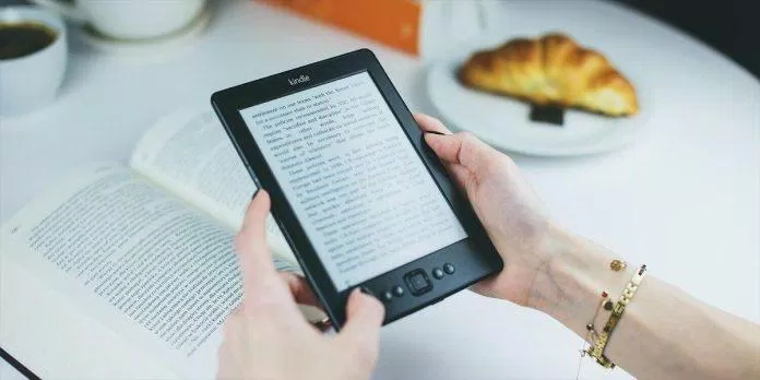 Máy đọc sách có cả nút bấm vật lý và màn hình cảm ứng (Ảnh: Internet) Máy đọc sách có cả nút bấm vật lý và màn hình cảm ứng (Ảnh: Internet)