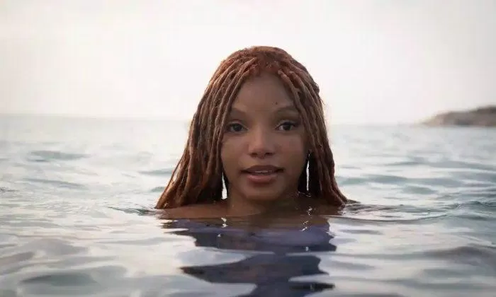 Dù cố gắng đến mấy thì khán giả vẫn không thích nghi được với Ariel the black mermaid này. (ảnh: Internet) Dù cố gắng đến mấy thì khán giả vẫn không thích nghi được với Ariel the black mermaid này. (ảnh: Internet)
