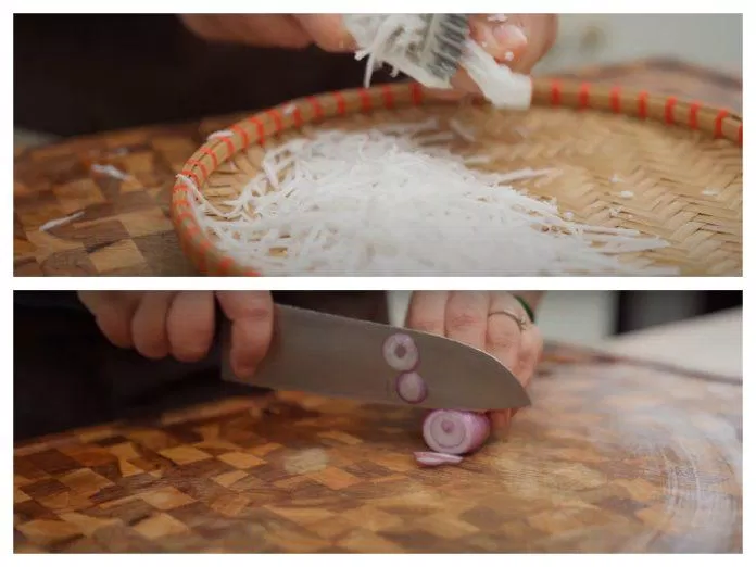 Nạo dừa và cắt lát hành tím