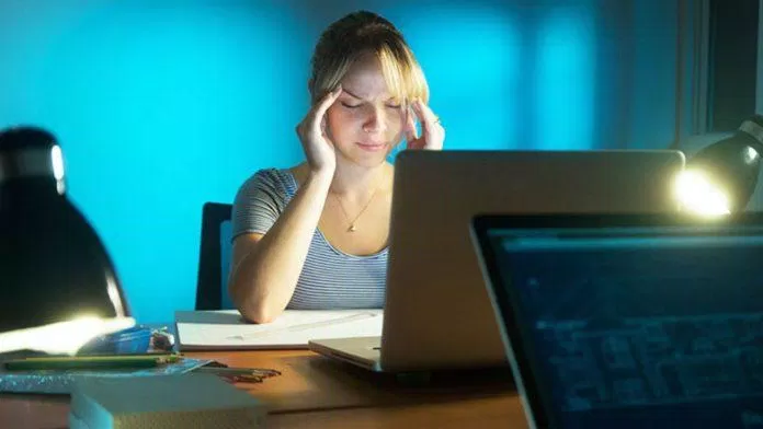 Ngồi lâu trước máy tính (Nguồn: Internet) Ngồi lâu trước máy tính (Nguồn: Internet)