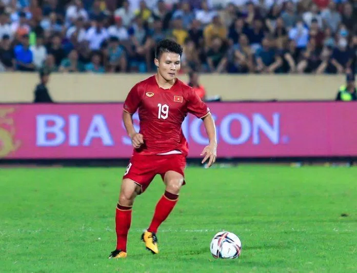 Nguyễn Quang Hải đã trở lại sân cỏ Việt Nam sau một năm thi đấu không thành công tại Pau FC. Đây là tin vui cho NHM và đặc biệt là cho đội tuyển bóng đá Việt Nam. (Ảnh: Internet)