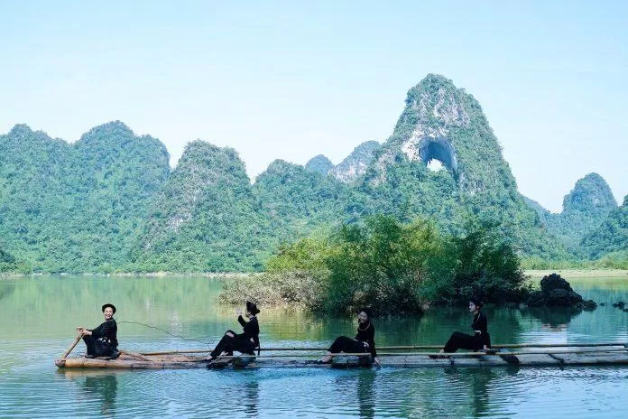 Chèo bè là một trải nghiệm thú vị khi bạn đến nơi đây (Ảnh: Internet) Chèo bè là một trải nghiệm thú vị khi bạn đến nơi đây (Ảnh: Internet)
