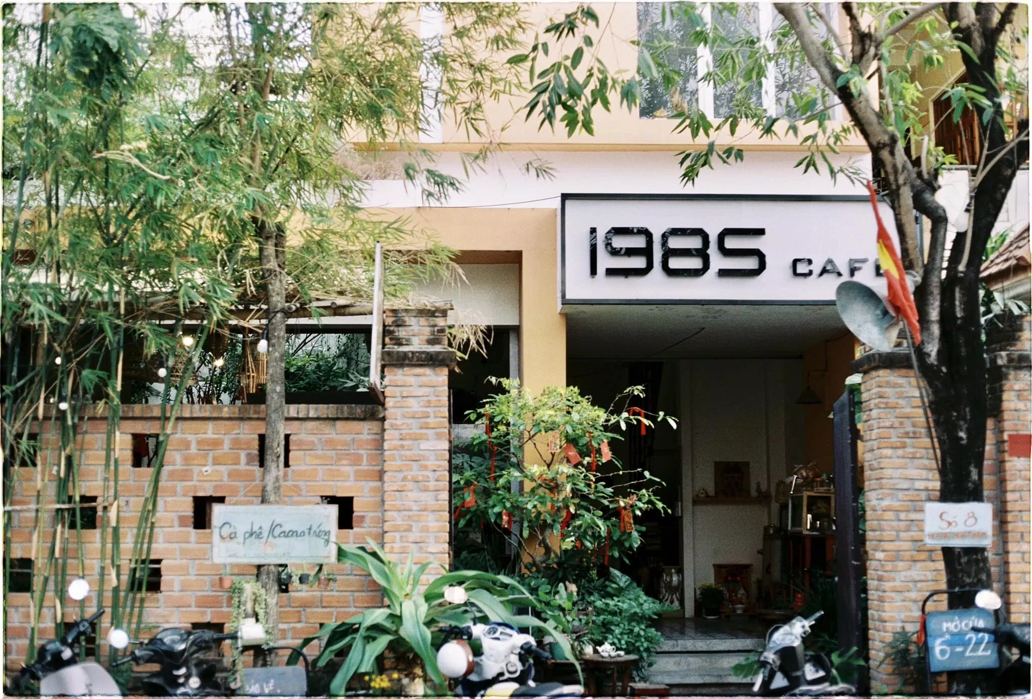 Top 20 quán cà phê đẹp ở Phan Thiết: Team sống ảo không nên bỏ lỡ 1985 Café A86 Coffee Bình Minh cà phê Cà phê KS Bình Minh Cafe In Cafe LuBu Cafe Sunrise highlands coffee Macchio coffee Meta Coffee Mơ Hoang MrBin Coffee Ocean Coffee Ông Bà Bích Café P A Cafe Pey Coffee Phan Thiết Phễu Cafe quán cà phê quán cà phê đẹp quán cà phê đẹp phan thiết Quán cà phê kem PM sống ảo thông tin Thủ khoa Tiệm cà phê Đường Chân Trời Top 20 trà sữa Trà sữa coffee P E Y Water God Coffee Tea