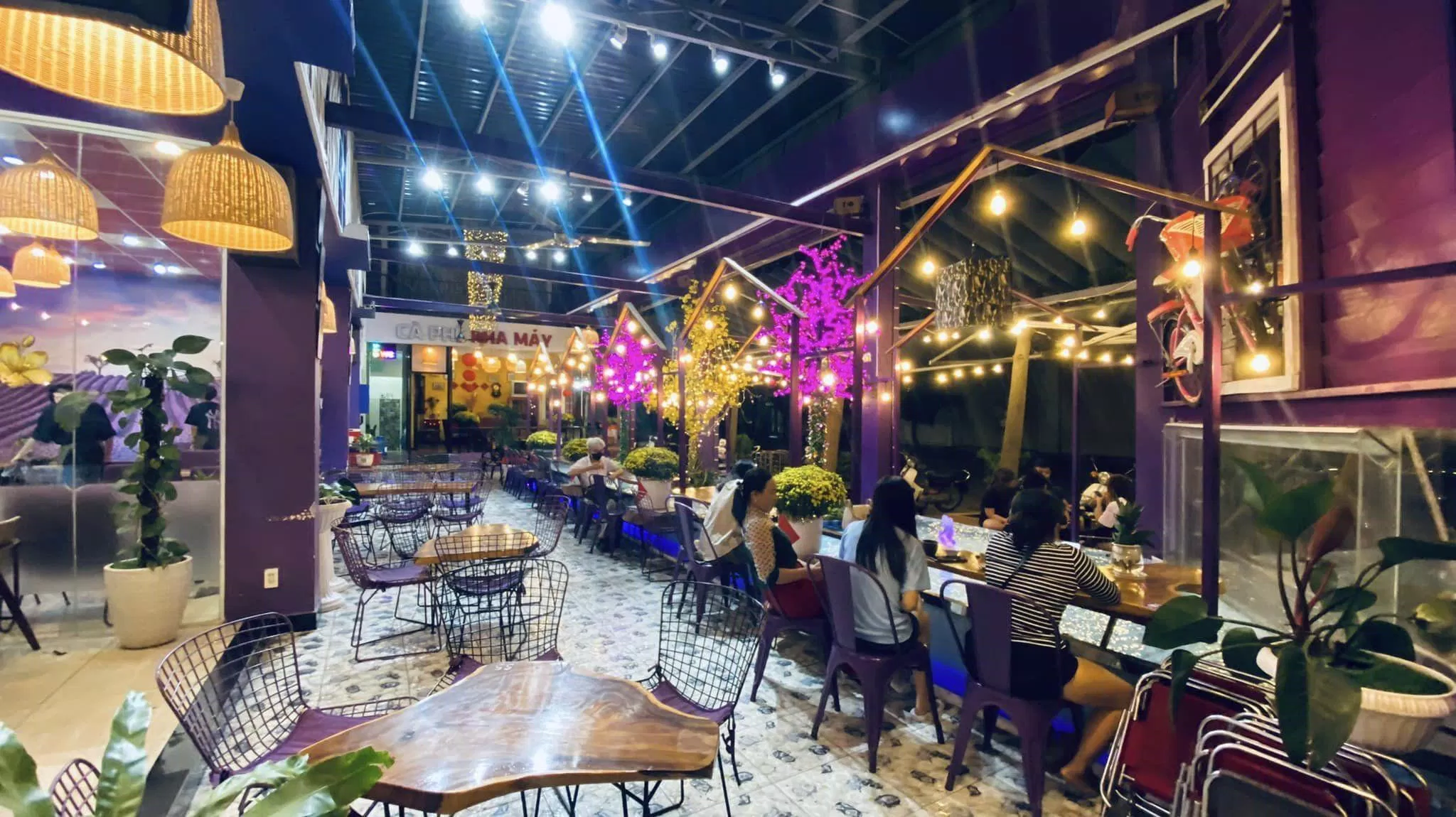 Top 20 quán cà phê đẹp ở Phan Thiết: Team sống ảo không nên bỏ lỡ 1985 Café A86 Coffee Bình Minh cà phê Cà phê KS Bình Minh Cafe In Cafe LuBu Cafe Sunrise highlands coffee Macchio coffee Meta Coffee Mơ Hoang MrBin Coffee Ocean Coffee Ông Bà Bích Café P A Cafe Pey Coffee Phan Thiết Phễu Cafe quán cà phê quán cà phê đẹp quán cà phê đẹp phan thiết Quán cà phê kem PM sống ảo thông tin Thủ khoa Tiệm cà phê Đường Chân Trời Top 20 trà sữa Trà sữa coffee P E Y Water God Coffee Tea