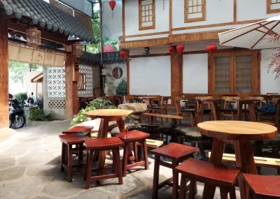 Không gian ngoài trời của quán. (Ảnh: Internet)