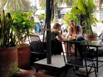 Không gian ngoài hiên của quán. (Ảnh: Internet)