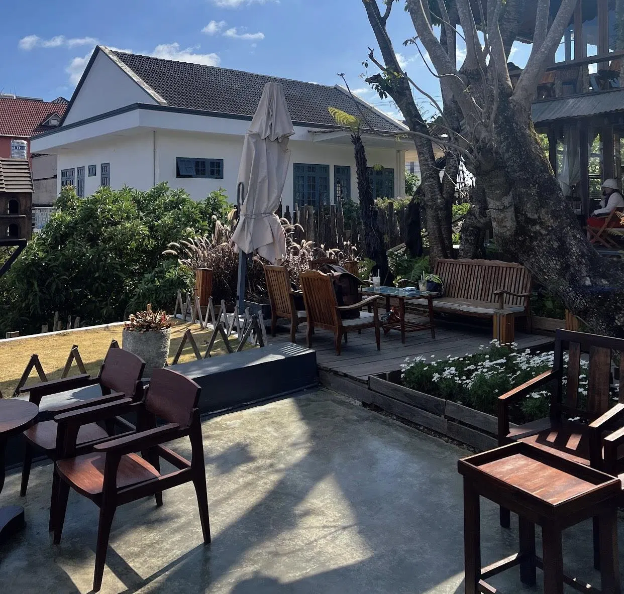 5 quán cafe đẹp Đà Lạt - thành phố ngàn hoa nhất định bạn phải ghé! Bình Minh cà phê cafe cafe đẹp Cala Lily Dalat Cây Cam Ngọt Du lịch du lịch Đà Lạt Đà Lạt đà lạt đi đâu Émai Italian Restaurant Gardens hoàng hôn Homuda ホームた JJu Coffee Khu Vườn Mùa Hè Lưng Chừng mùa hè Ngày của Nắng Coffee quán cafe quán cafe đẹp quán cafe đẹp đà lạt Sitooterie Coffee Stories thành phố thành phố đà lạt The Beti Dalat the married beans The Orange Hill thông tin Tiệm cà phê Bình Minh Ơi Tiệm cà phê Hoàng Hôn Chiều Yooberi Đà Lạt
