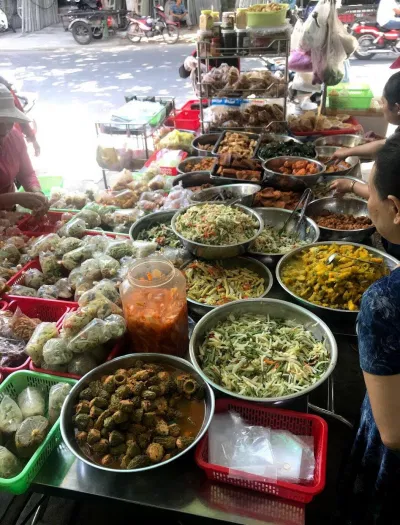 Quầy có đa dạng món chay của quán. (Ảnh: Internet)