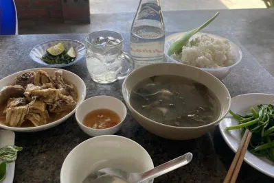 Cơm với canh gà và gà rang của quán. (Ảnh: Internet)