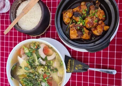 Cá kho và canh chua của nhà hàng. (Ảnh: Internet)