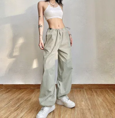 Quần vải dù - item “must have” trong hè này ( ảnh: Internet )