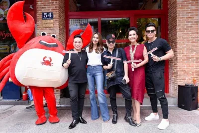 Hà Tăng từng theo học ngành Thương mại (Business of Commerce – RMIT University). Sau khi ra trường, chị muốn làm một công việc đúng với ngành học của mình (Ảnh: Internet) Hà Tăng từng theo học ngành Thương mại (Business of Commerce – RMIT University). Sau khi ra trường, chị muốn làm một công việc đúng với ngành học của mình (Ảnh: Internet)
