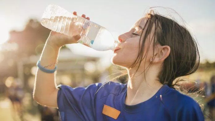 Uống đủ nước là cực kỳ quan trọng khi tập thể dục (Ảnh: Internet)
