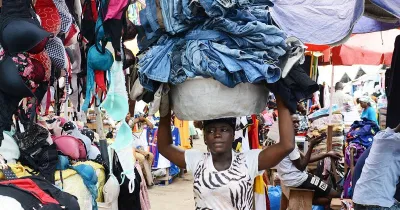 Số quần áo cũ của H&M đã di chuyển tổng cộng 60.000 km bằng tàu biển và xe tải, tương đương với một lần rưỡi vòng quanh thế giới, để bị vứt bỏ ở châu Phi (Ảnh: Internet) Số quần áo cũ của H&M đã di chuyển tổng cộng 60.000 km bằng tàu biển và xe tải, tương đương với một lần rưỡi vòng quanh thế giới, để bị vứt bỏ ở châu Phi (Ảnh: Internet)
