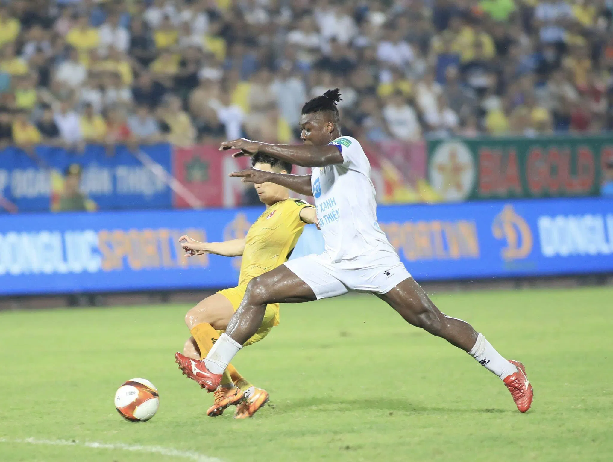 Ký hợp đồng với cầu thủ Nnamani cũng cho thấy sự quan tâm và tìm kiếm những giải pháp tối ưu nhằm giúp đội bóng có được thành tích tốt nhất trong giai đoạn này (Ảnh: Internet) Ký hợp đồng với cầu thủ Nnamani cũng cho thấy sự quan tâm và tìm kiếm những giải pháp tối ưu nhằm giúp đội bóng có được thành tích tốt nhất trong giai đoạn này (Ảnh: Internet)