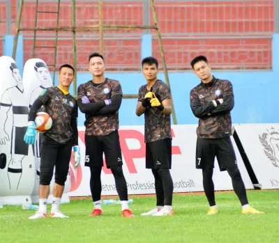 Hiện nay, Ban huấn luyện, các cầu thủ CLB Khánh Hòa vẫn duy trì tập luyện và chờ đợi. (Ảnh: Internet) Hiện nay, Ban huấn luyện, các cầu thủ CLB Khánh Hòa vẫn duy trì tập luyện và chờ đợi. (Ảnh: Internet)