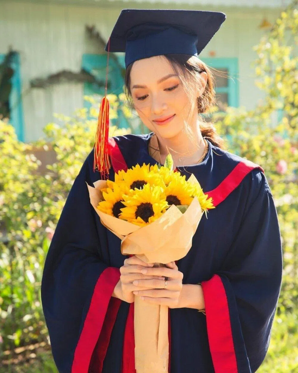 Bó hoa tặng tốt nghiệp cho đàn anh, đàn chị