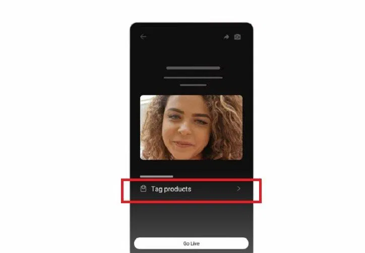 Nhấn nút Tag sản phẩm ở dưới khung hình livestream (Ảnh: BlogAnChoi) Nhấn nút Tag sản phẩm ở dưới khung hình livestream (Ảnh: BlogAnChoi)