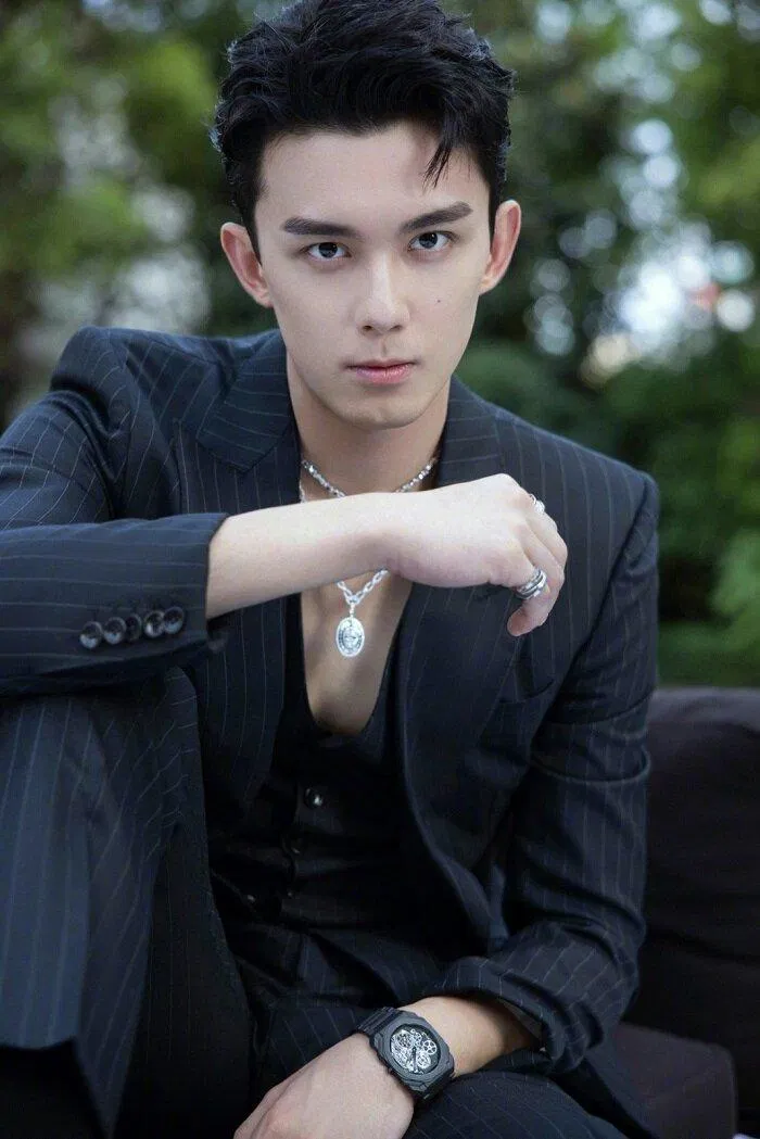 Triệu Lộ Tư 2 lần nên duyên với đàn em trong 2 bộ phim ăn khách. Ảnh: Internet Triệu Lộ Tư 2 lần nên duyên với đàn em trong 2 bộ phim ăn khách. Ảnh: Internet