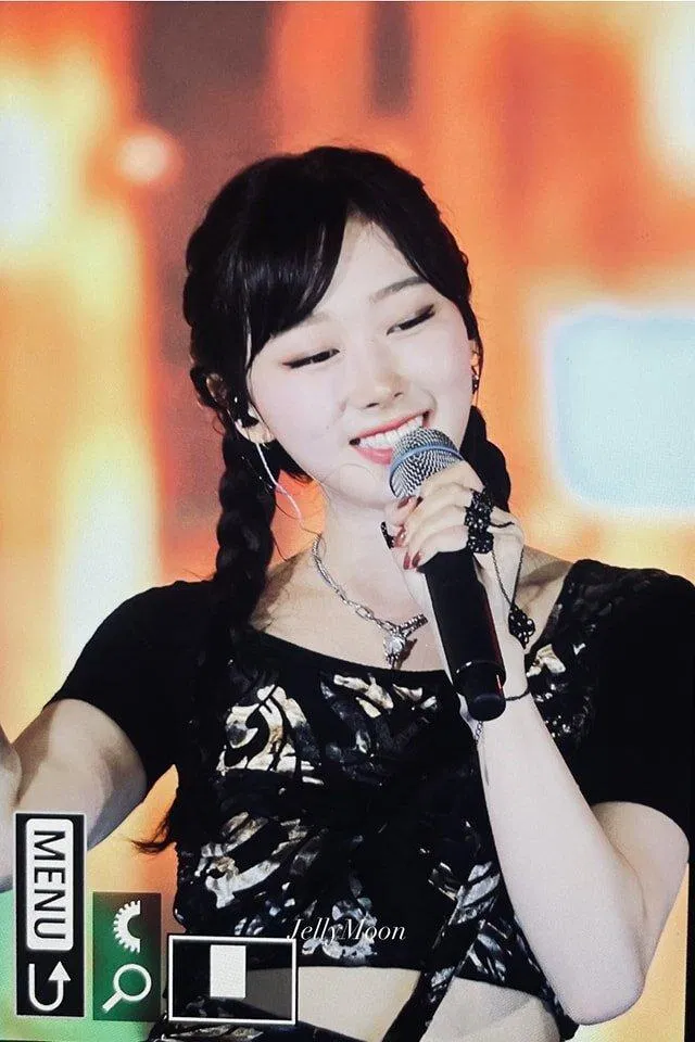 Giselle đáng yêu cùng lời khen có cánh dành cho V-fans: "Mình nghĩ các cậu còn hot hơn cả mùa hè" (Ảnh: Internet) Giselle đáng yêu cùng lời khen có cánh dành cho V-fans: "Mình nghĩ các cậu còn hot hơn cả mùa hè" (Ảnh: Internet)