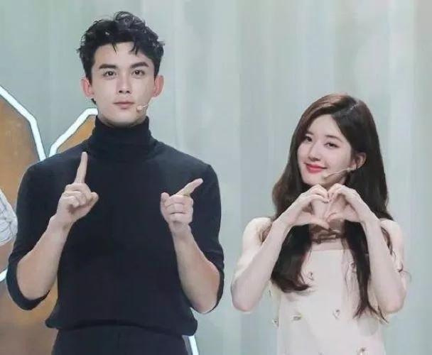 Khán giả không ngừng "đẩy thuyền" khi thấy sự tương tác đáng yêu của cặp đôi tại chương trình giải trí. Ảnh: Internet Khán giả tích cực "đẩy thuyền" khi thấy sự tương tác đáng yêu của cặp đôi tại chương trình giải trí. Ảnh: Internet