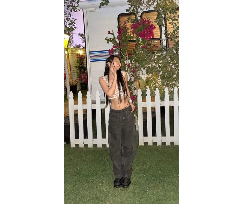 Áo croptop hoa mix cùng quần jeans ống rộng