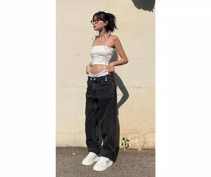 Áo quây phối cùng quần jeans cạp trễ