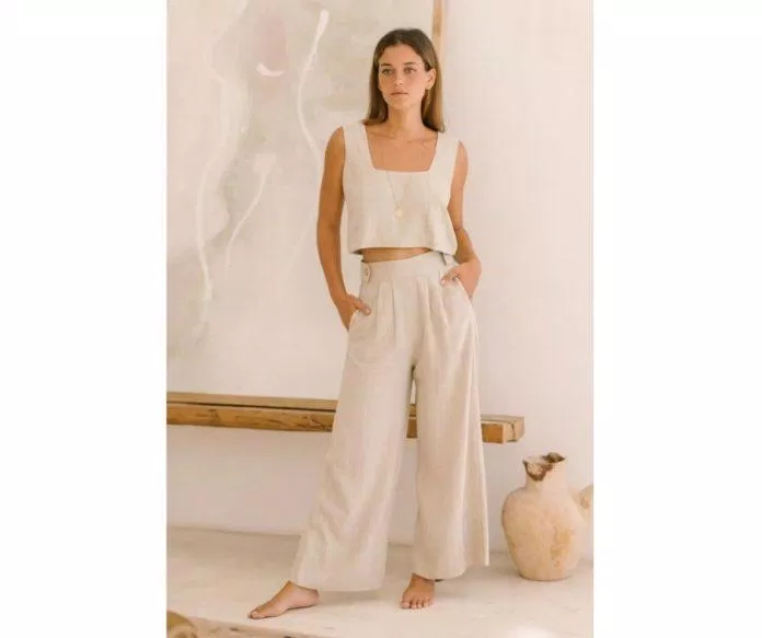 Áo sát nách cổ vuông croptop phối cùng quần đũi ống rộng nữ (Nguồn ảnh: Internet) Áo sát nách cổ vuông croptop phối cùng quần đũi ống rộng nữ (Nguồn ảnh: Internet)