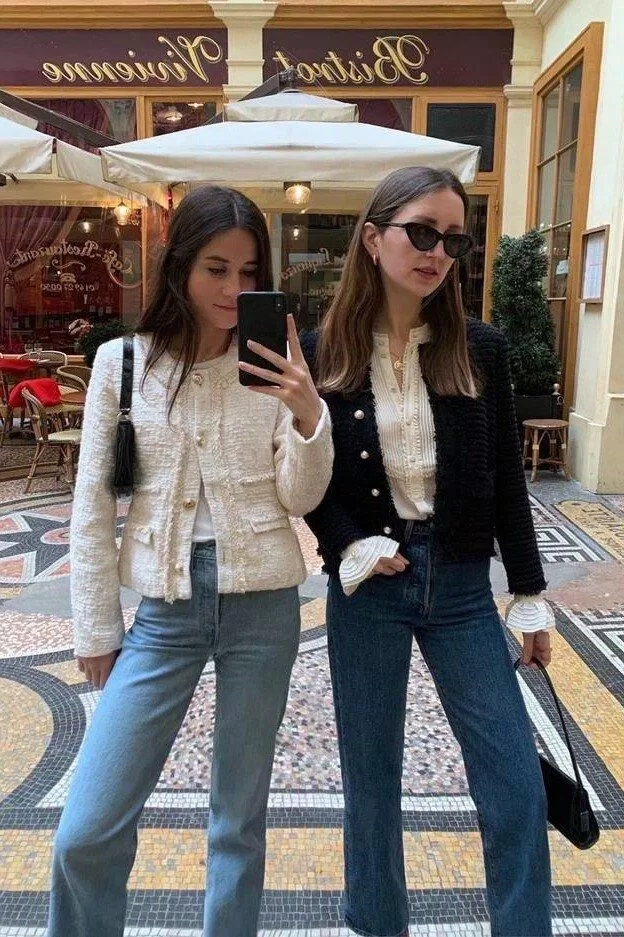 Áo khoác tweed dáng ngắn thích hợp với người thấp và gầy. Ảnh minh họa: @leasy_inparis. Áo khoác tweed dáng ngắn thích hợp với người thấp và gầy. Ảnh minh họa: @leasy_inparis.