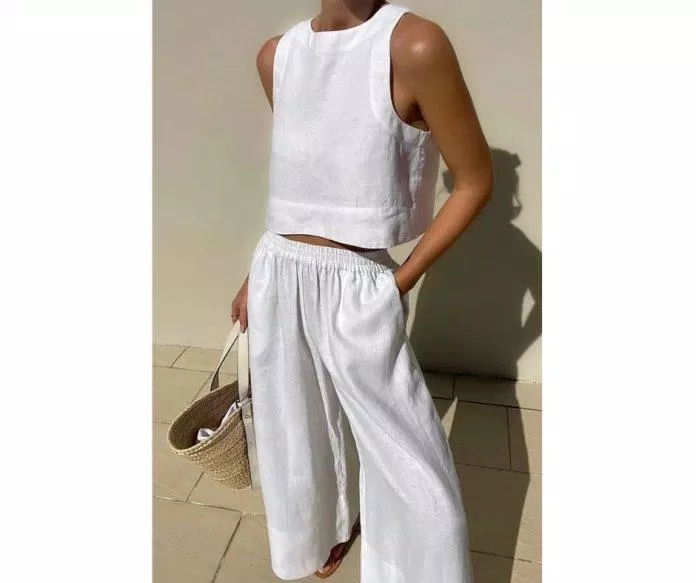 Áo ba lỗ croptop dáng rộng phối cùng quần đũi ống rộng nữ (Nguồn ảnh: Internet) Áo ba lỗ croptop dáng rộng phối cùng quần đũi ống rộng nữ (Nguồn ảnh: Internet)