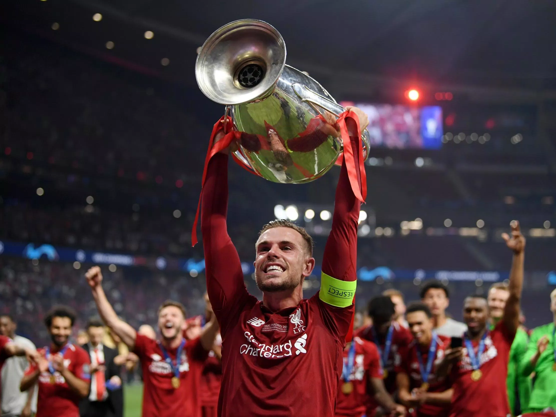 Henderson nâng cao chiếc cup vô địch Champions League với Liverpool (Ảnh: Internet) Henderson nâng cao chiếc cup vô địch Champions League với Liverpool (Ảnh: Internet)