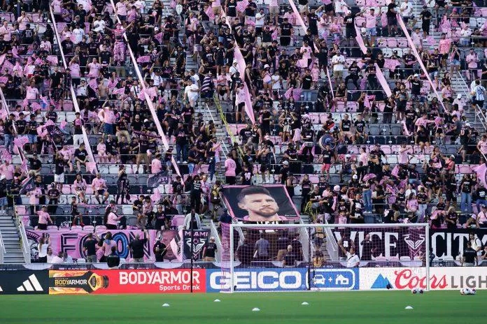 Khán đài là màu hồng đặc trưng của Inter Miami và số 10 của Messi (Ảnh: Internet) Khán đài là màu hồng đặc trưng của Inter Miami và số 10 của Messi (Ảnh: Internet)
