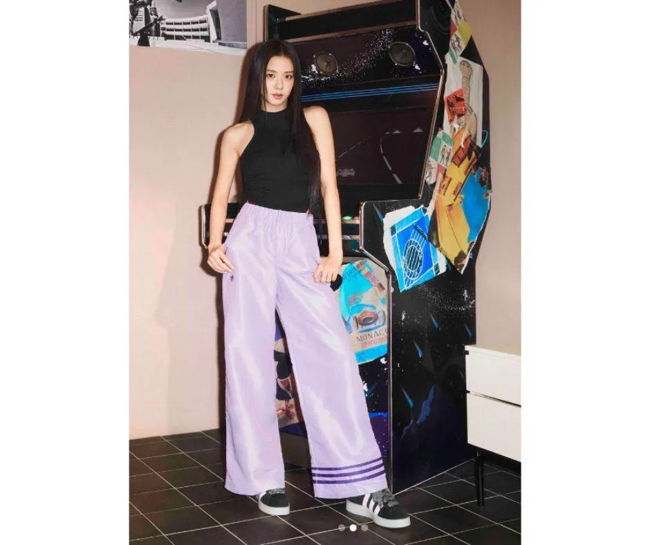 Áo ba lỗ dáng ôm croptop phối cùng quần ống rộng màu tím (Nguồn ảnh: Internet) Áo ba lỗ dáng ôm croptop phối cùng quần ống rộng màu tím (Nguồn ảnh: Internet)