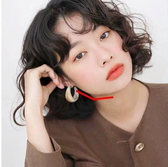 Gợi ý kiểu tóc ngắn layer nữ phù hợp với khuôn mặt kim cương. (Ảnh: Internet)