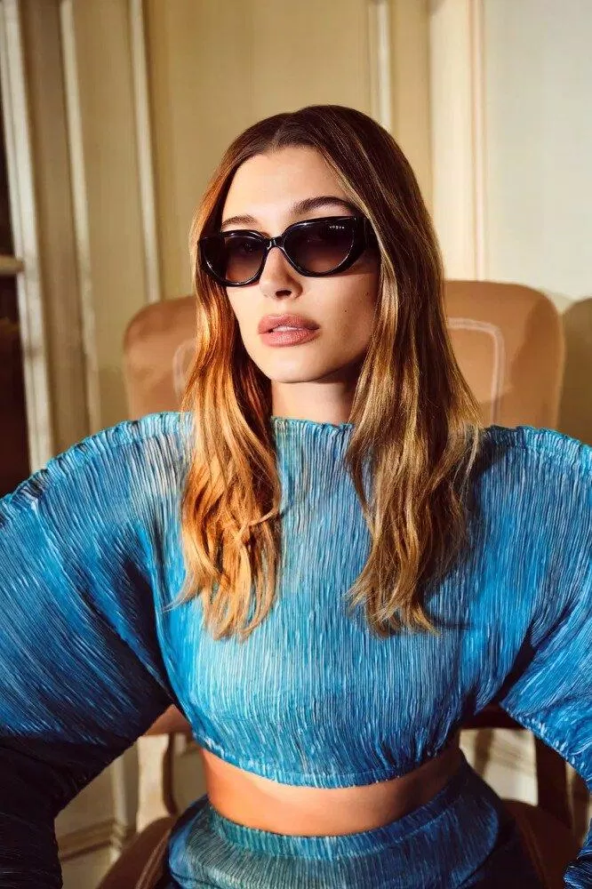 Kính râm là phụ kiện giúp hoàn thiện trang phục. Ảnh minh họa: Vouge Eyewear. Kính râm là phụ kiện giúp hoàn thiện trang phục. Ảnh minh họa: Vouge Eyewear.