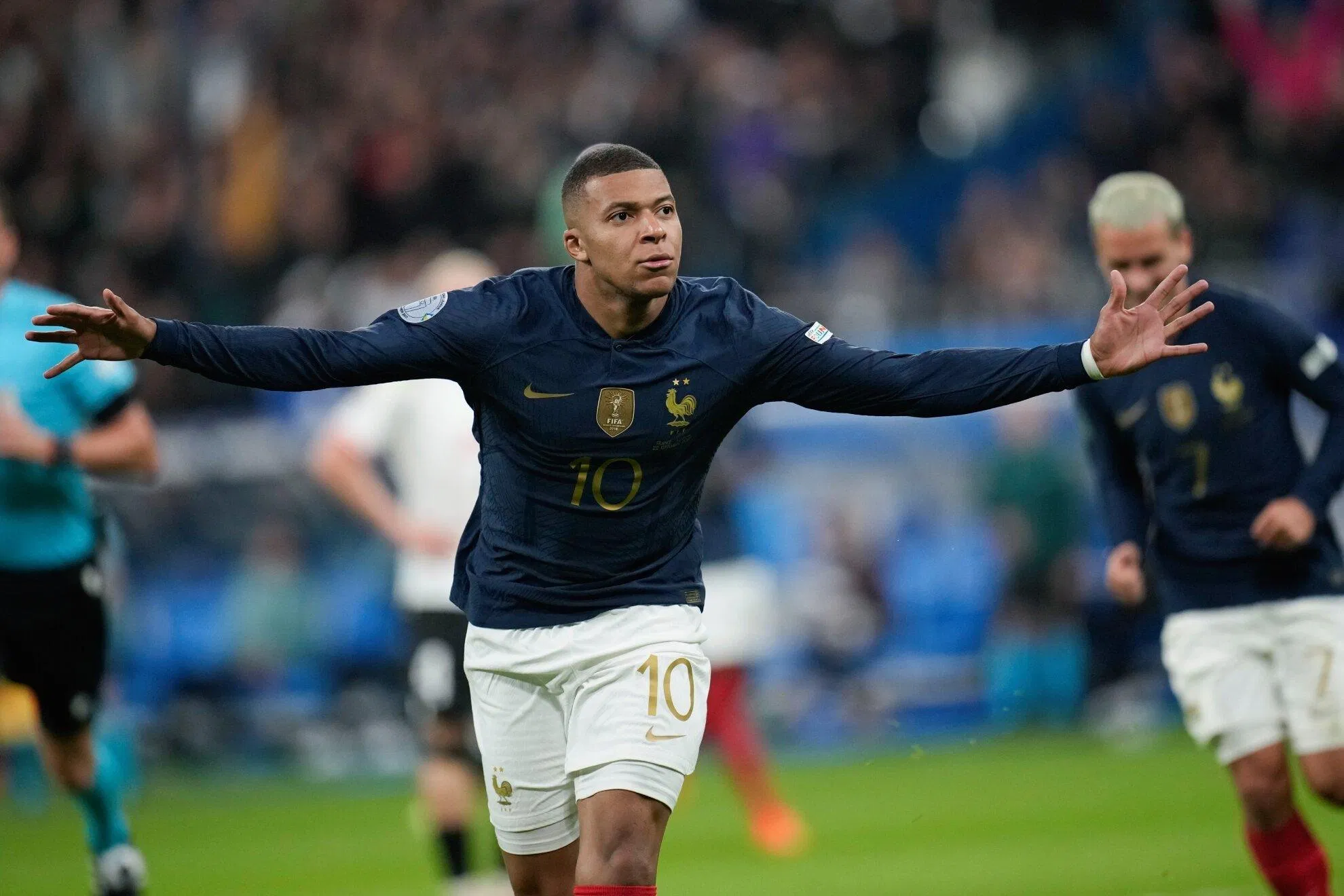 Cả Mbappe và tuyển Pháp sẽ gặp bất lợi nếu cầu thủ này phải ngồi dự bị cả mùa (nguồn ảnh: Internet) Cả Mbappe và tuyển Pháp sẽ gặp bất lợi nếu cầu thủ này phải ngồi dự bị cả mùa (nguồn ảnh: Internet)