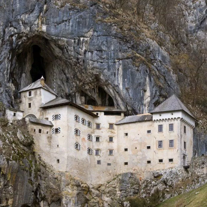 Lâu đài Predjama tại Slovenia (Ảnh: Internet)
