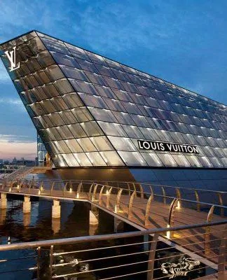 Kể từ khi ra mắt công chúng vào năm 2010, tổ hợp Marina Bay Sands gồm nhà hát, khách sạn, nhà hàng, những cửa hiệu nổi tiếng,... đã trở thành một địa điểm mang dấu ấn mạnh mẽ mỗi khi nhắc đến Singapore