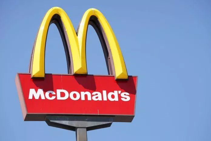 McDonald's là thương hiệu thức ăn nhanh nổi tiếng của Mỹ (Ảnh: Internet) Hành trình đầy gian nan của McDonald’s chinh phục người tiêu dùng Việt Nam bài học kinh doanh chiến lược kinh doanh chuỗi thức ăn nhanh đồ ăn nhanh hành trình kinh doanh kinh doanh nhượng quyền lý do McDonalds người tiêu dùng thất bại thị trường thức ăn thức ăn nhanh thương hiệu Việt Nam
