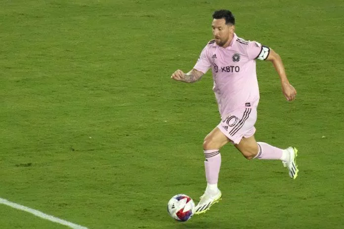 Những pha chạm bóng của Messi như mang đến luồng điện trên sân (Ảnh: Internet) Những pha chạm bóng của Messi như mang đến luồng điện trên sân (Ảnh: Internet)