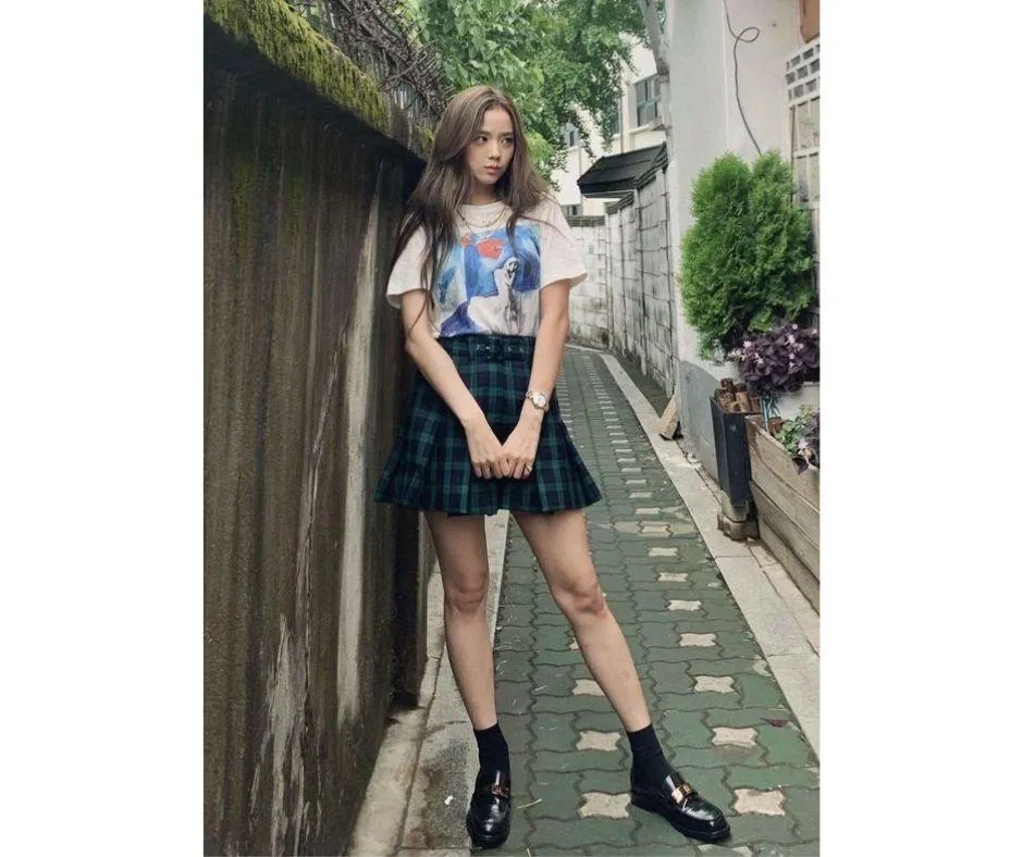 Áo phông phối cùng chân váy caro ngắn (Nguồn ảnh: Internet) Áo phông phối cùng chân váy caro ngắn (Nguồn ảnh: Internet)