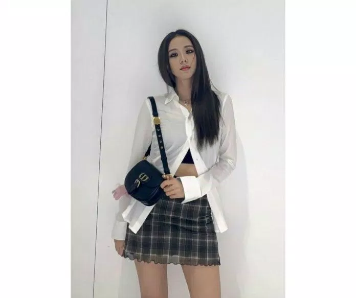 Áo sơ mi mỏng dài tay phối cùng chân váy caro dáng ôm (Nguồn ảnh: Internet) Áo sơ mi mỏng dài tay phối cùng chân váy caro dáng ôm (Nguồn ảnh: Internet)