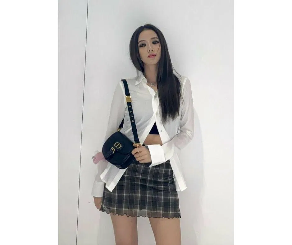 Áo sơ mi mỏng dài tay phối cùng chân váy caro dáng ôm (Nguồn ảnh: Internet) Áo sơ mi mỏng dài tay phối cùng chân váy caro dáng ôm (Nguồn ảnh: Internet)