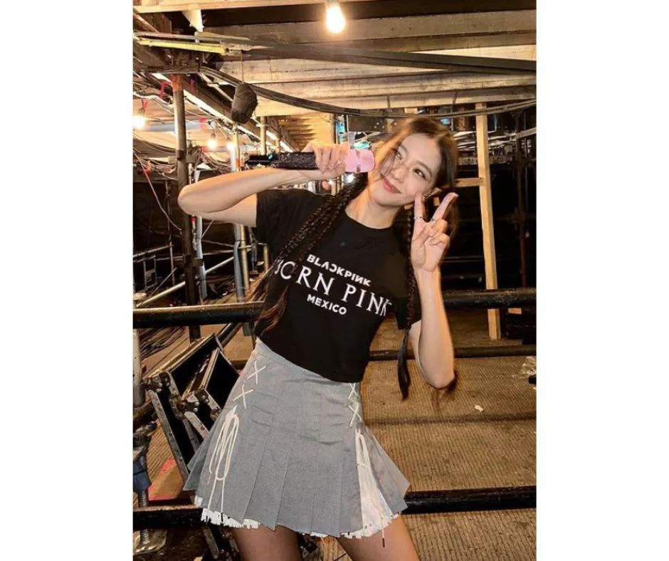 Áo phông Born Pink phối cùng chân váy xòe ngắn (Nguồn: Internet)