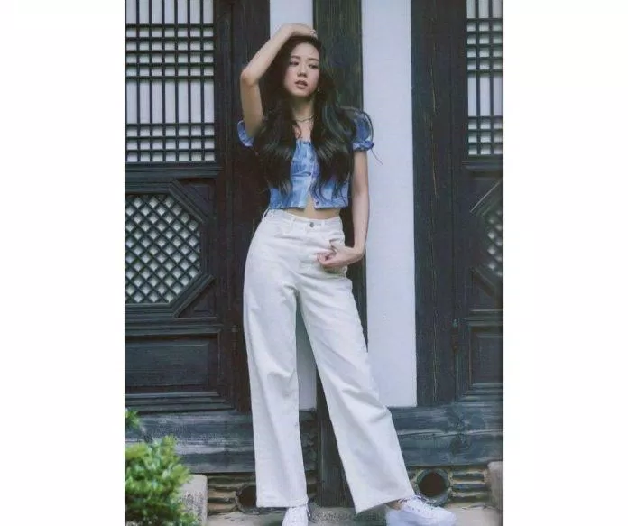 Áo croptop khuy cài tay ngắn bồng phối cùng quần jeans trắng (Nguồn ảnh: Internet) Áo croptop khuy cài tay ngắn bồng phối cùng quần jeans trắng (Nguồn ảnh: Internet)