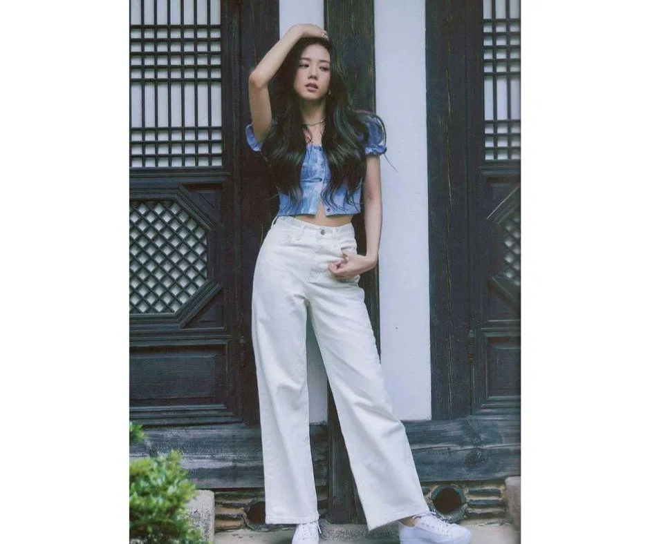 Áo croptop khuy cài tay ngắn bồng phối cùng quần jeans trắng (Nguồn ảnh: Internet) Áo croptop khuy cài tay ngắn bồng phối cùng quần jeans trắng (Nguồn ảnh: Internet)
