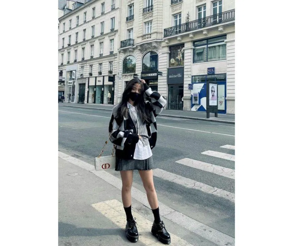 Áo cardigan mix cùng chân váy ngắn xếp ly (Nguồn ảnh: Internet) Áo cardigan mix cùng chân váy ngắn xếp ly (Nguồn ảnh: Internet)