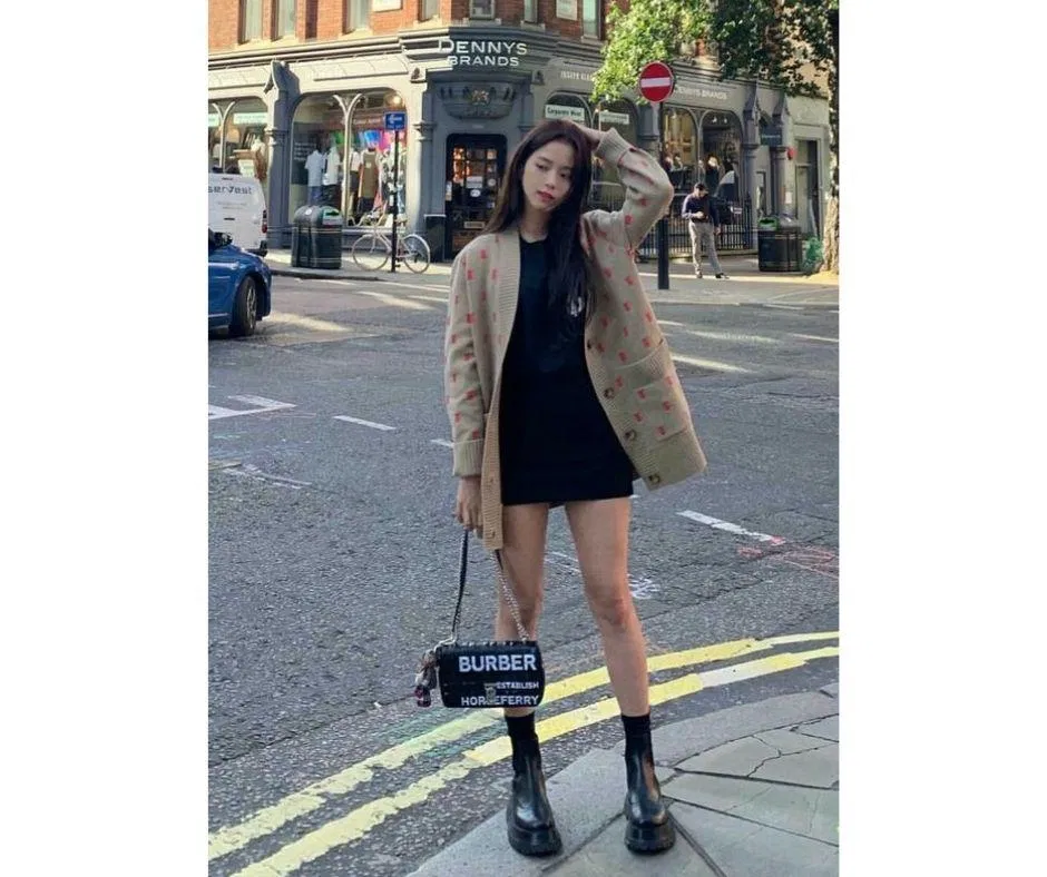 Váy len phối cùng áo khoác cardigan dáng dài (Nguồn ảnh: Internet) Váy len phối cùng áo khoác cardigan dáng dài (Nguồn ảnh: Internet)